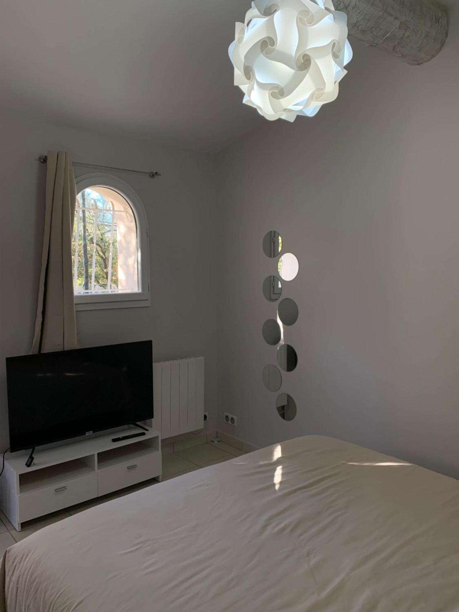 Votre Cocon En Pierre Et Son Spa En Option Gite Le Repos Des Chenes Régusse Eksteriør bilde