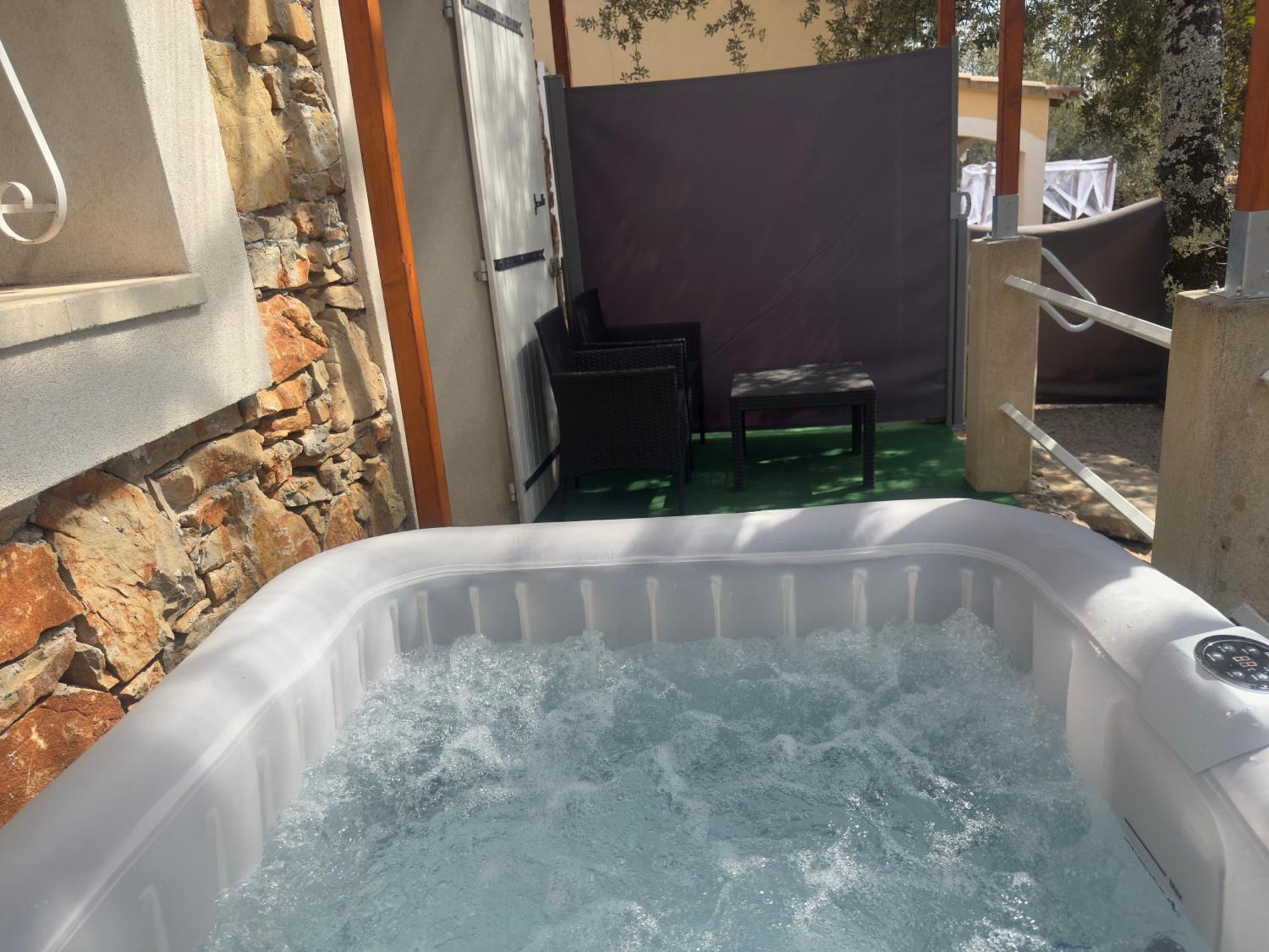 Votre Cocon En Pierre Et Son Spa En Option Gite Le Repos Des Chenes Régusse Eksteriør bilde